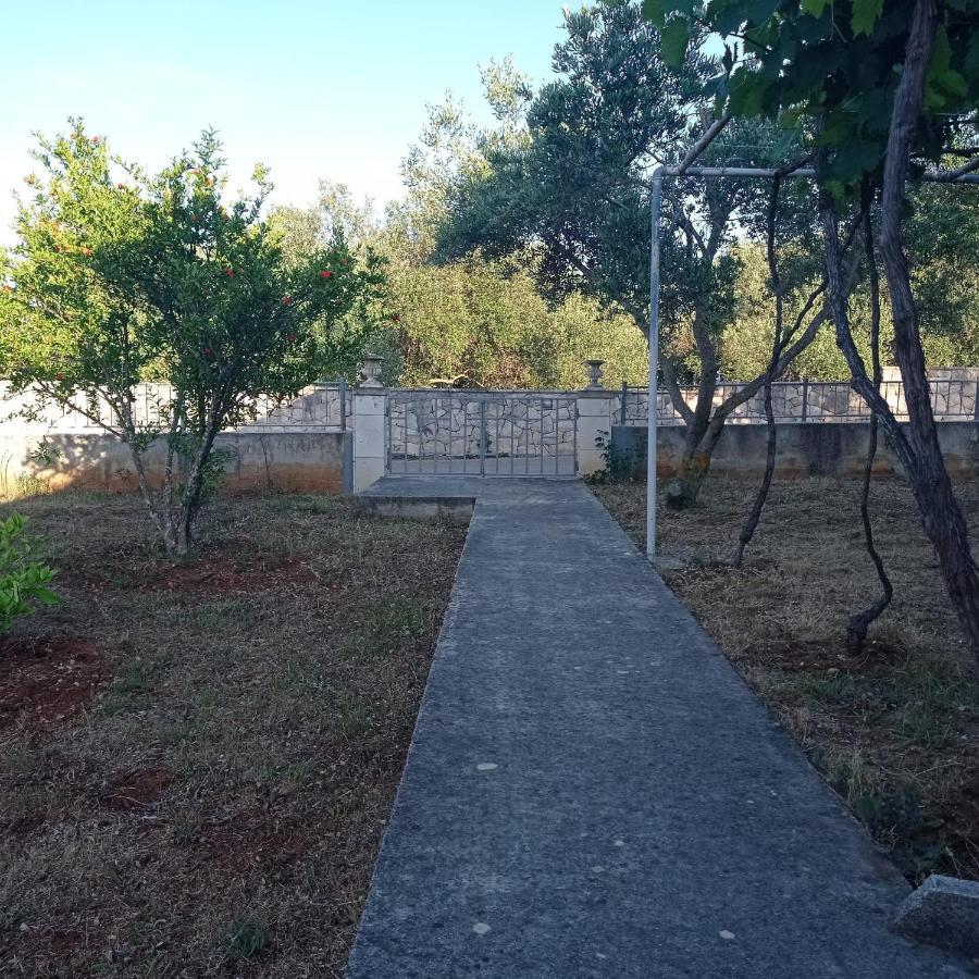 My Mediterranean Villa With Huge Garden And Own Parking Lumbarda Kültér fotó